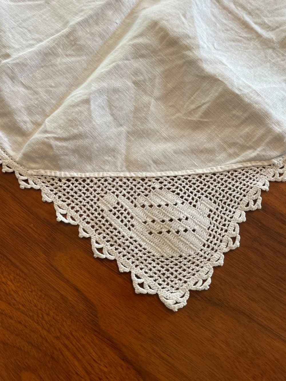 VINTAGE White Tea Pot Crocheted Edge Square Tablecloth @ 31”x 31”